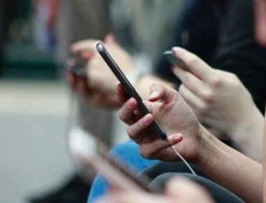 Γιατί δεν πρέπει να αγγίζουμε ποτέ το κινητό ενός άλλου - Υπάρχει σοβαρός λόγος σύμφωνα με έρευνα